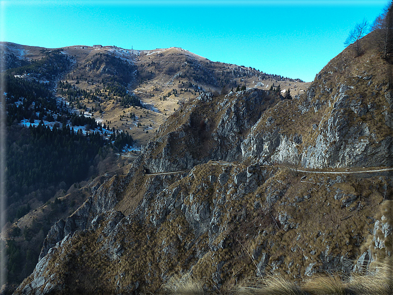 foto Salita dal Monte Tomba a Cima Grappa